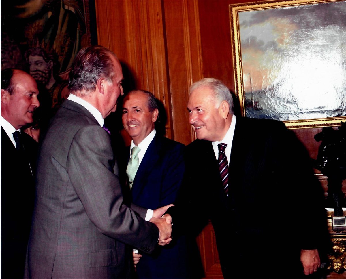 Juan Parada Henares saluda al rey Juan Carlos I en una recepción en el Palacio de la Zarzuela