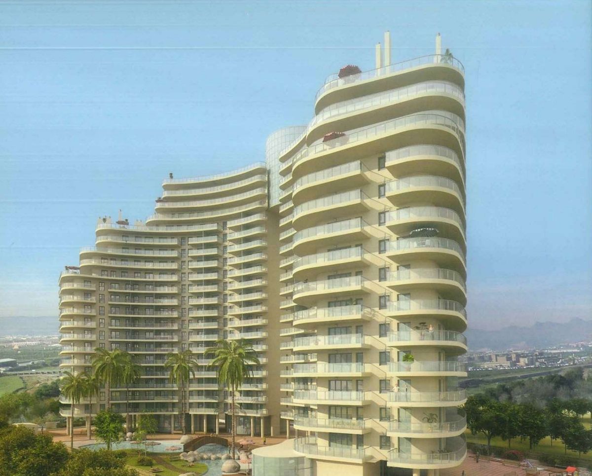 Edificio residencial curvo con piscina en Canet d’en Berenguer